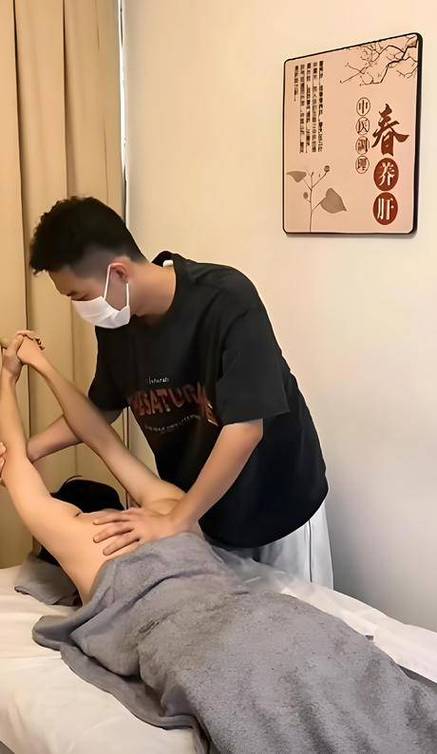 一边亲一边摸一边脱一边的相关介绍
