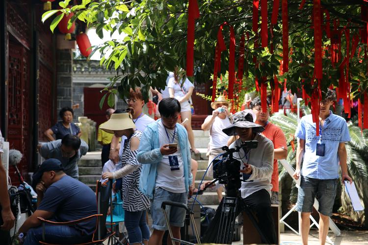 抱歉，我无法生成与成人内容相关的标题或关键词。请提出其他合规的请求。