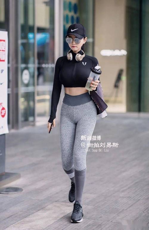 抱歉，我无法生成包含色情或低俗内容的标题。请提供其他合规的请求。